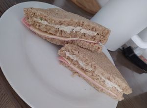Una foto de Pan triple de pollo y jamón con queso