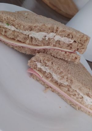 Una foto de Pan triple de pollo y jamón con queso