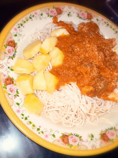 Spaghetti with stew n Irish potatoes ainihin hoton girkin