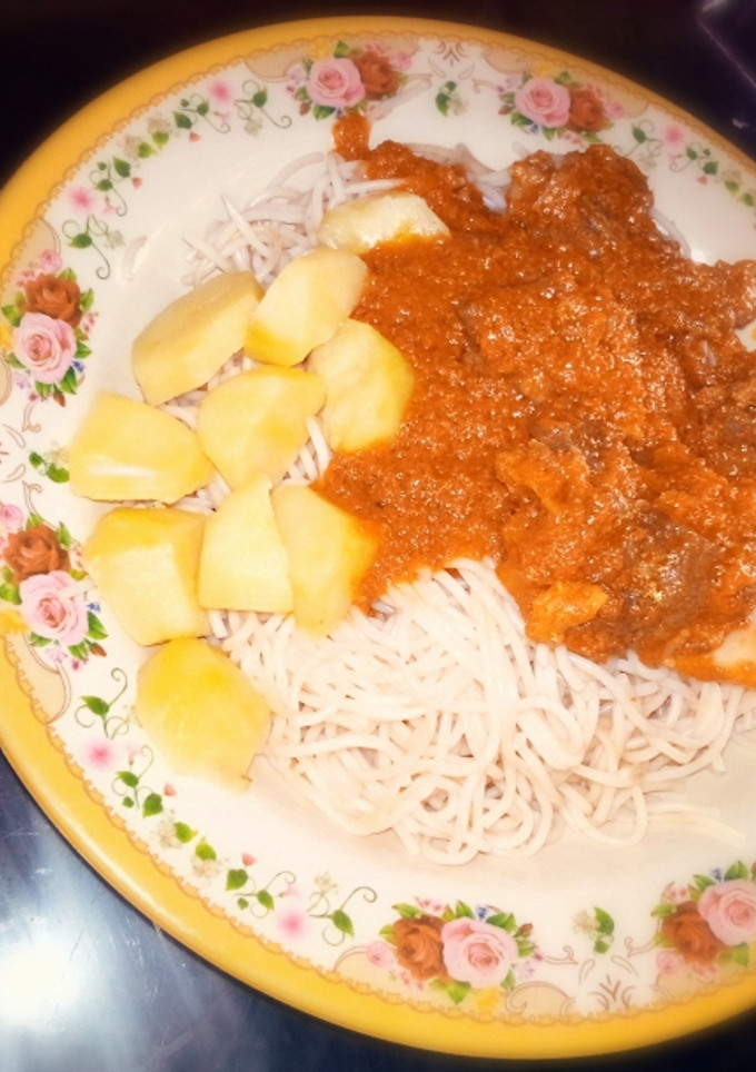 Spaghetti with stew n Irish potatoes ainihin hoton girkin