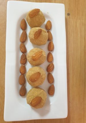 बेसन लड़डू (Besan ladoo recipe in hindi) रेसिपी मुख्य फोटो