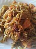 Fideos yakisoba con pollo adobado