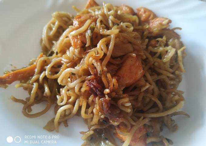 Fideos yakisoba con pollo adobado Receta de Marta Ardavin- Cookpad