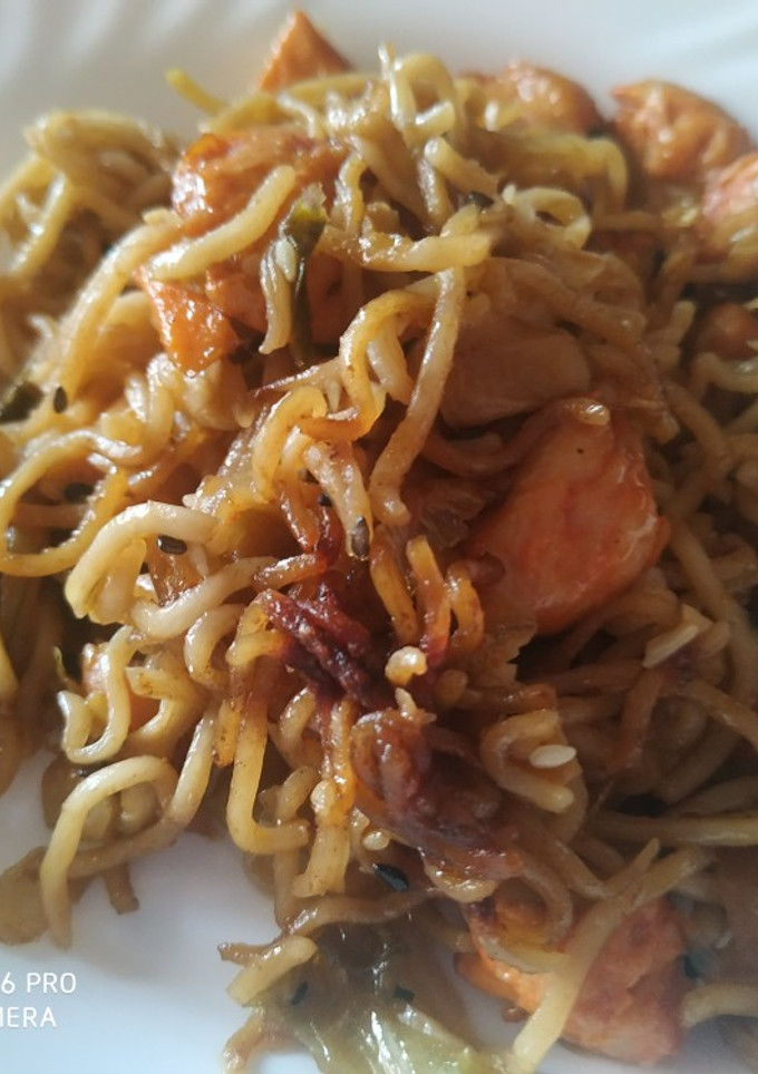 Una foto de Fideos yakisoba con pollo adobado