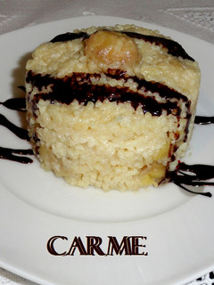 Una foto de Cous-cous con plátano y salsa de chocolate