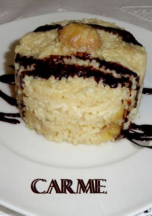 Una foto de Cous-cous con plátano y salsa de chocolate