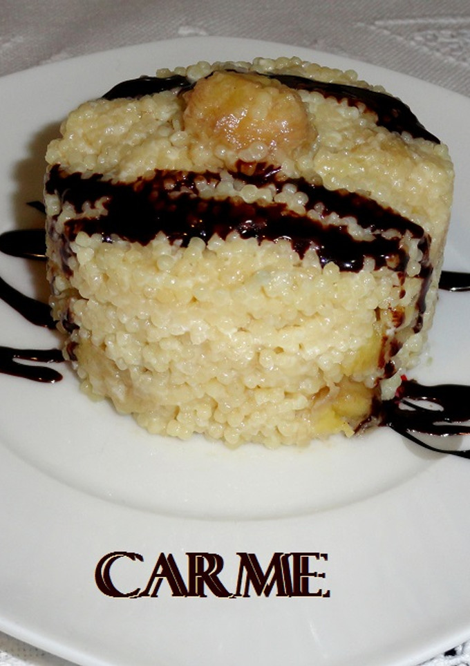 Una foto de Cous-cous con plátano y salsa de chocolate