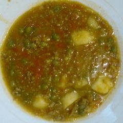 A picture of Minji(peas) mixed with mince meat and potatoes.