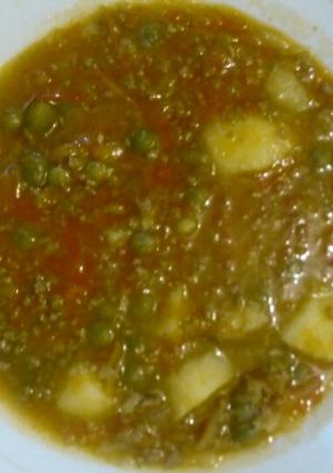 A picture of Minji(peas) mixed with mince meat and potatoes.