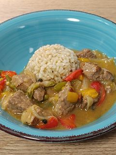 Una foto de Estofado de ternera tres pimientos en salsa de pimienta verde