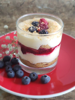 Una foto de Tiramisú de frutos del bosque