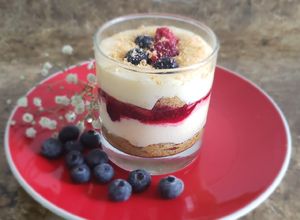 Una foto de Tiramisú de frutos del bosque