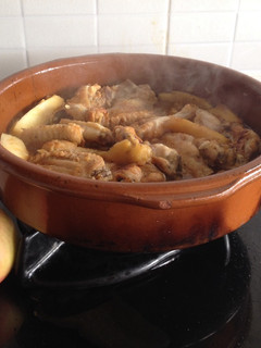 Una foto de Alitas de pollo con manzanas