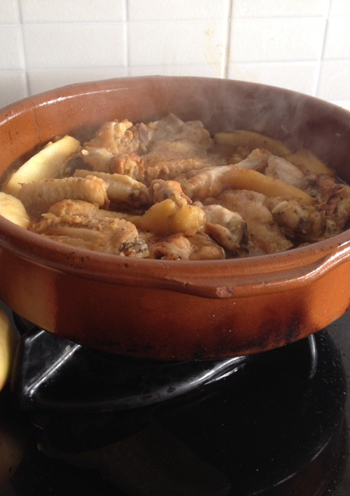 Una foto de Alitas de pollo con manzanas