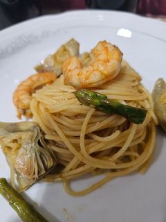 Una foto de Spaguetini con verduras y langostinos