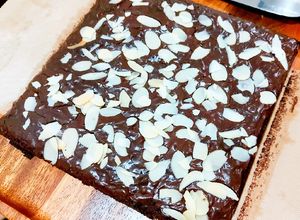 รูปของ Brownie บราวนี่ หม้ออบลมร้อน แบบถาด7×7 น้ำตาลแค่ 135 กรัม ก็ฟิล์มนะ