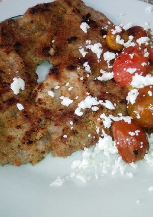 Una foto de Escalope de cerdo rebozado con pan de aceitunas