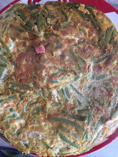 Una foto de Tortilla de judías verdes, con jamón, ajo y toque de pimentón