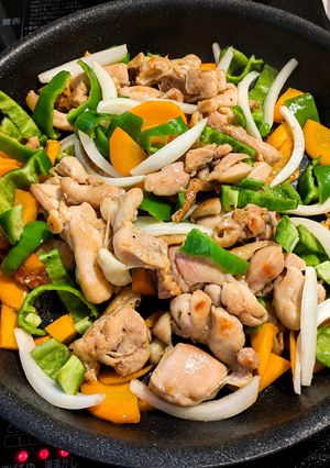 Hình của món Gà Xào Rau Củ Với Piman Nhật.