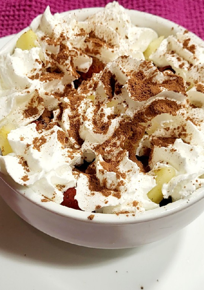 Una foto de Fresas y peras chocolateadas con nata 🍓🍐🍶😋