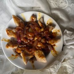A picture of Sweet n spicy sauce.