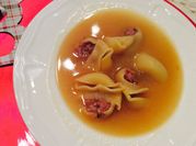 Una foto de pasta con tocino