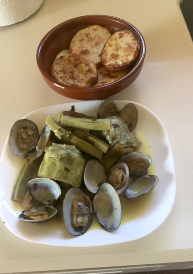 Una foto de Alcachofas con almejas