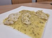 Una foto de merluza en salsa