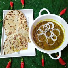 A picture of Stuffed kulcha & black chane ka chola.