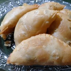 A picture of Half Moon chicken samosa.