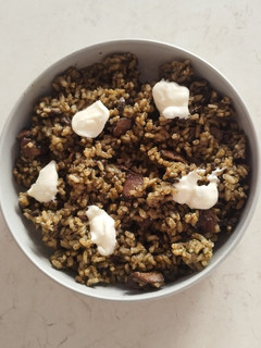 Una foto de Arroz negro con calamares de lata