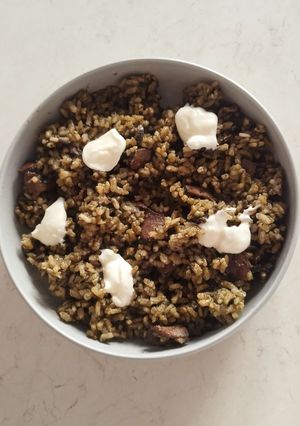 Una foto de Arroz negro con calamares de lata