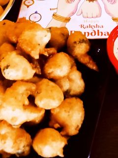 क्रिस्पी राइस पोटॅटो पकोडे (Crispy Rice Potato Pakode Recipe In Marathi) रेसिपी चे मुख्य फोटो