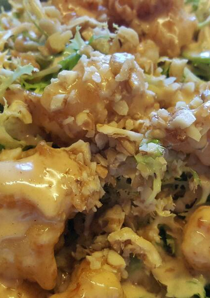 Una foto de Ensalada de langostinos en tempura
