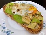 Tostada de huevo y aguacate