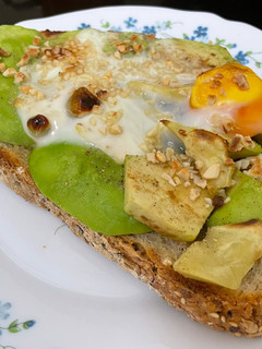 Una foto de Tostada de huevo y aguacate