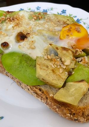 Una foto de Tostada de huevo y aguacate
