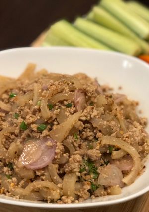 รูปของ ลาบหมูที่เน้นหนังไม่เน้นเนื้อหมู