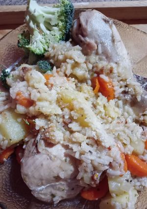 Una foto de Revuelto de arroz, verdura y pollo