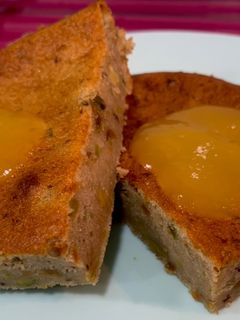 Una foto de Brownie de plátano, chocolate blanco y pistachos con mango