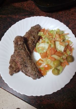 Una foto de Hígado a la plancha con ensalada