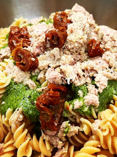 Una foto de Pasta proteica con pesto de anacardo, atún y tomate seco