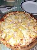 Pizza casera con piña y jamón