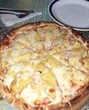 Pizza casera con piña y jamón