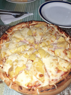 Una foto de Pizza casera con piña y jamón