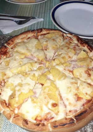 Una foto de Pizza casera con piña y jamón