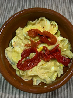 Una foto de Huevos con bechamel y pimientos asados