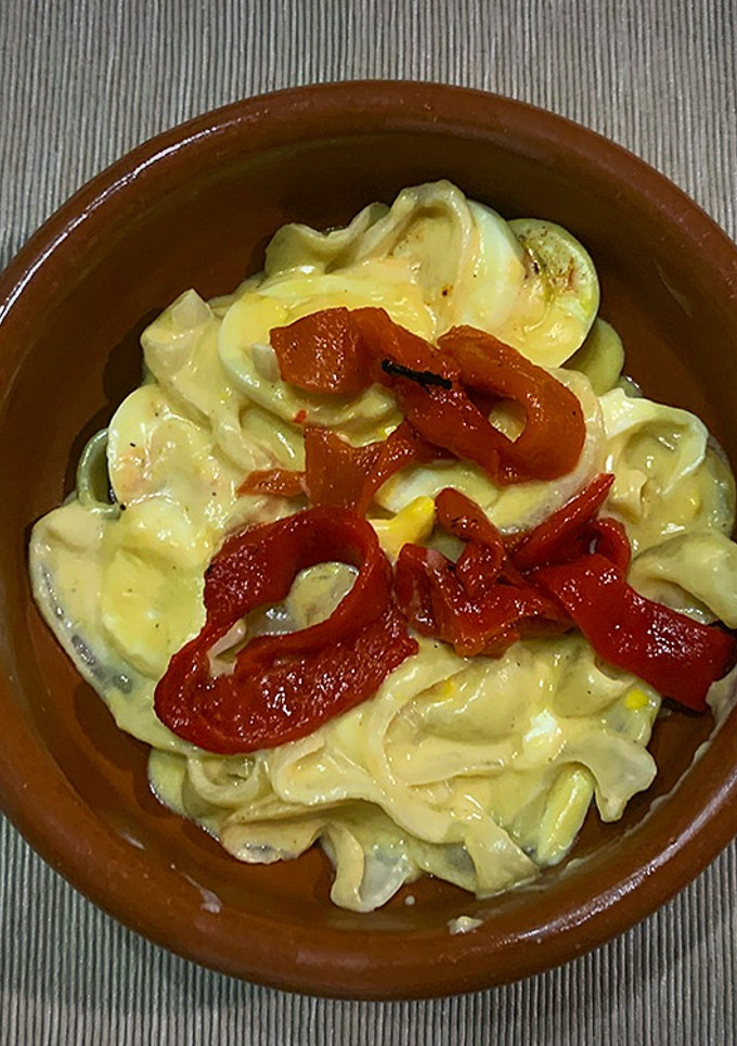 Una foto de Huevos con bechamel y pimientos asados