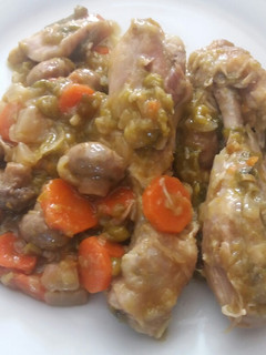 Una foto de Muslos de Pollo🍗en salsa