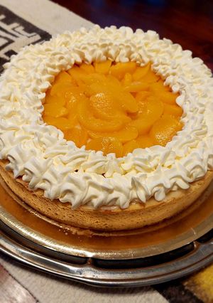 Una foto de Tarta de durazno y crema